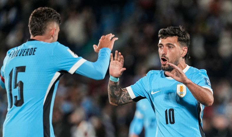 Federico Valverde y Giorgian de Arrascaeta festejan un gol de Uruguay durante un partido por las Eliminatorias al Mundial 2026.&nbsp;