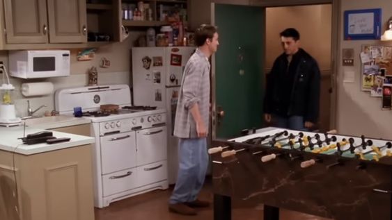 Los entrañables Chandler y Joey en su apartamento. Los entrañables Chandler y Joey en su apartamento.