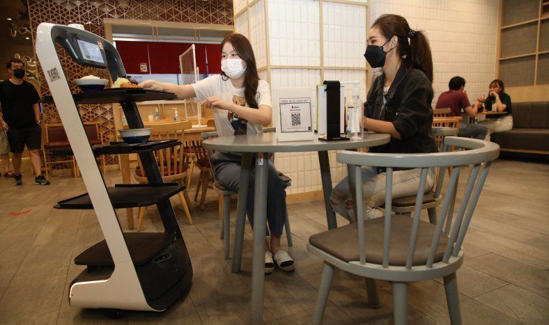 Un robot sirve platos a los clientes en el restaurante Katsuya del centro comercial CentralWorld de Bangkok, Tailandia.