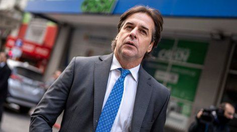 Luis Lacalle Pou camina por la calle 18 de Julio en Montevideo.