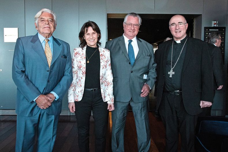 Fotos: Sofía Torres. El expresidente de la República Luis Alberto Lacalle, la presidenta de la Academia Nacional de Economía María Dolores Benavente, el homenajeado Ignacio de Posadas y el cardenal Daniel Sturla