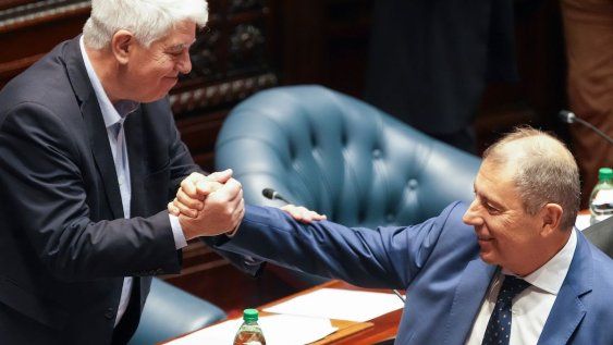 Senador oficialista Eduardo Brenta saluda al ministro Gabriel Oddone. Senador oficialista Eduardo Brenta saluda al ministro Gabriel Oddone.
