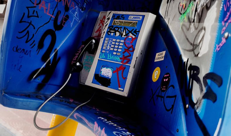Un teléfono público en la calle Germán Barbato, en el Centro de Montevideo.