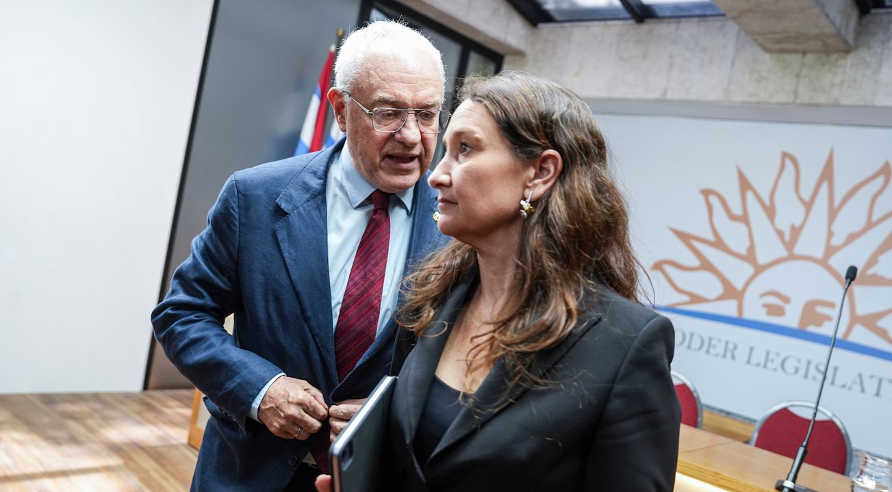 Valeria Csukasi y Mario Lubetkin tras la Comisión Especial para el Tratamiento y la Aprobación del Acuerdo de Asociación Mercosur Unión Europea en el Anexo del Palacio Legislativo, 23 de febrero de 2026.