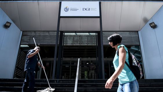 Sede de la DGI en Montevideo. Foto: Javier Calvelo / adhocFOTOS