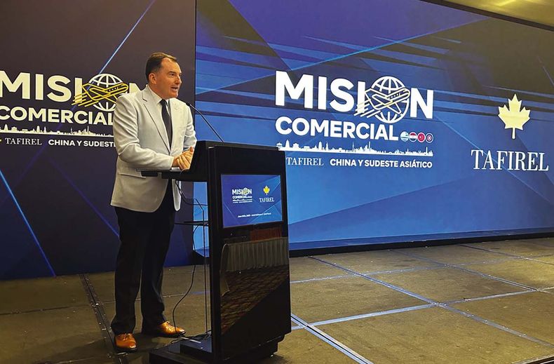 El embajador de Uruguay en China, Fernando Lugris, durante su presentación frente a empresarios uruguayos
