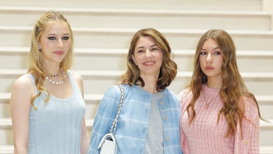 La productora y directora de cine Sofia Coppola asistió al desfile de Chanel acompañada de sus hijas Romy Croquet Mars y Cosima Croquet Mars