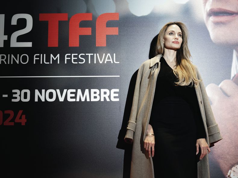 Angelina Jolie presentó en la 42ª edición del certamen italiano de cine su último trabajo como directora, Sin sangre.