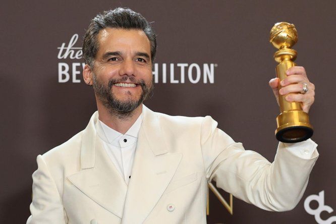 El actor brasileño Wagner Moura posa tras ganar el Globo de Oro a mejor actor en película de drama por su interpretación en El Agente Secreto este domingo, en el Hotel Beverly Hilton en Los Ángeles (Ca, EE.UU.).