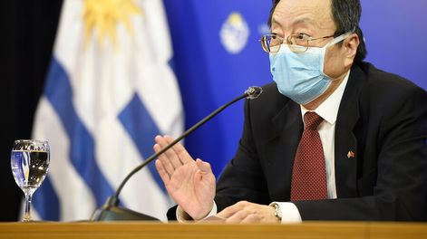 Wang Cang durante una visita a Luis Lacalle Pou en Torre Ejecutiva, Montevideo. Foto: Daniel Rodriguez / adhocFOTOS
