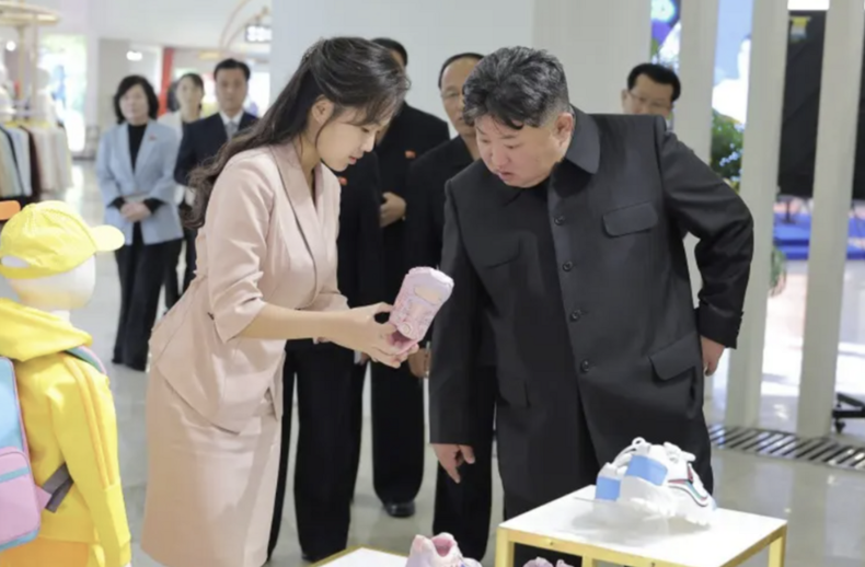 En esta fotografía difundida el lunes por el gobierno de Corea del Norte, el líder norcoreano Kim Jong-un, acompañado por su hija Ju-ae, recorre una exposición de ropa y calzado.&nbsp;