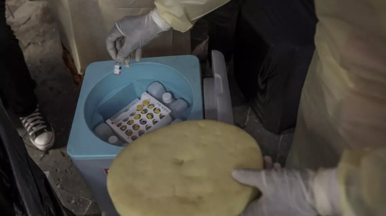 Un sanitario sostiene un vial de la vacuna de mpox el 5 de octubre de 2024 en el Hospital General de Goma