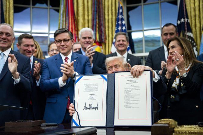 Donald Trump muestra el paquete de financiación firmado para la reapertura del gobierno federal en el Despacho Oval de la Casa Blanca, el 12 de noviembre de 2025.