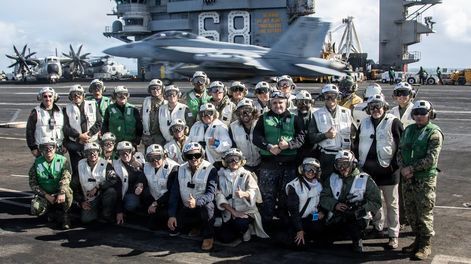 Delegación uruguaya a bordo del portaaviones estadounidense USS Nimitz.