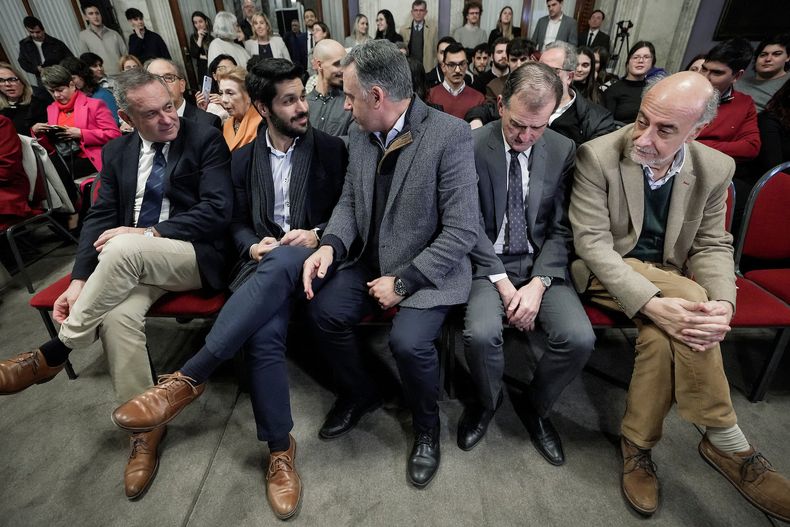 Candidatos presidenciales Álvaro Delgado, Andrés Ojeda, Yamandú Orsi, Guido Manini Ríos y Pablo Mieres