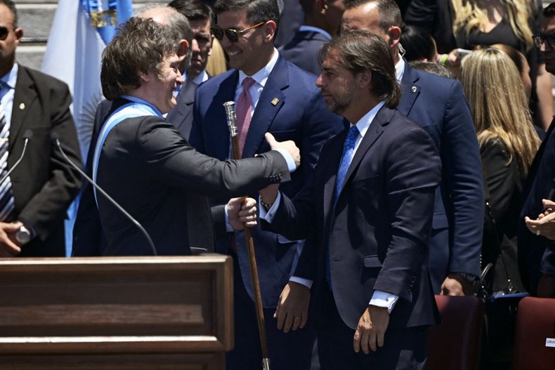 Javier Milei y Luis Lacalle Pou durante la toma de posesión del cargo del presidente argentino