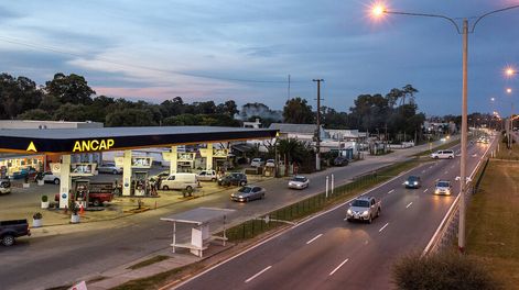 Estación de servicio Ancap en ruta Interbalnearia. Foto: Ricardo Antúnez / adhocFOTOS
