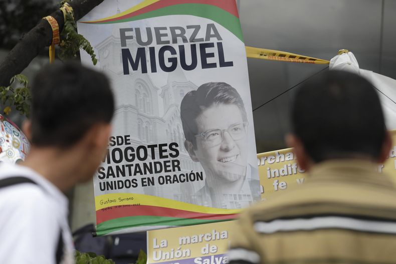 Personas observan carteles en un altar improvisado frente a la Fundación Santa Fe, lugar donde permanece hospitalizado el senador colombiano Miguel Uribe Turbay en Bogotá (Colombia)