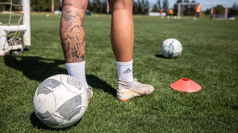 Búsqueda | Entrenamiento de jugadores sin equipo en el complejo deportivo Enrique Castro de la MUFP. Foto: Mauricio Zina, adhocFOTOS
