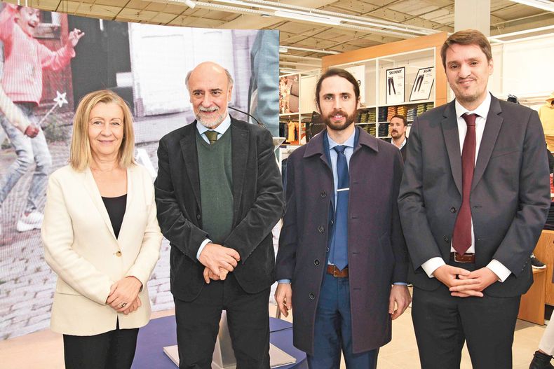 Senadora francesa Hélène Conway-Mouret, ministro de Trabajo y Seguridad Social Pablo Mieres, diputado Martín Biurrun y primer consejero de la Embajada de Francia Pierre Martinez