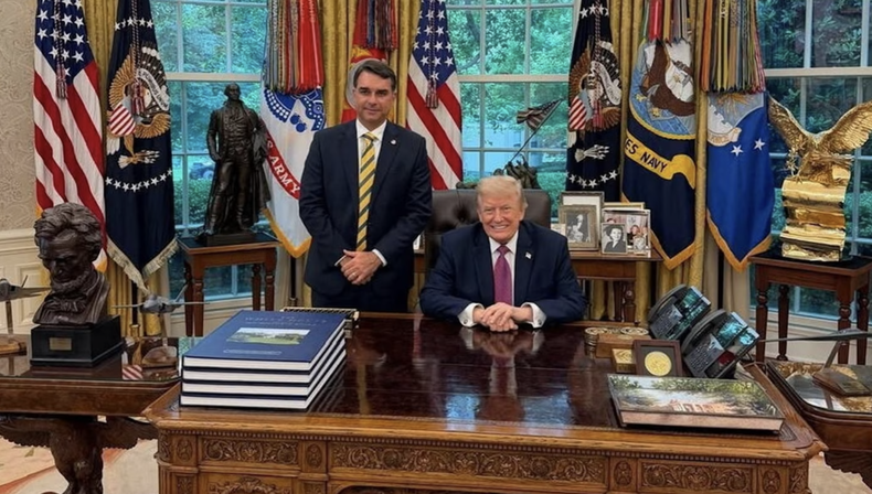 Flávio Bolsonaro, hijo del expresidente encarcelado Jair Bolsonaro, se reunió con el presidente Donald Trump en Washington la semana pasada.