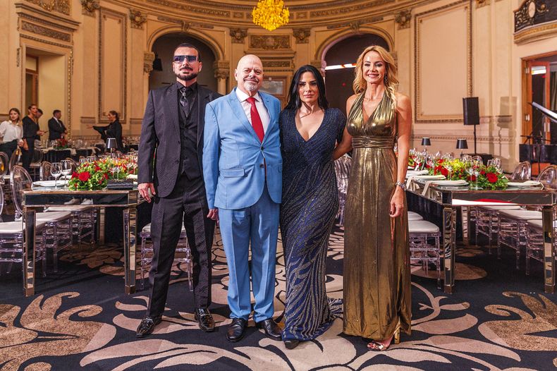 De Paulista: el director de Relaciones Públicas Eros Calabrezi, Carlos Avian, la directora Miriam Calabrezi y la directora comercial Soledad Navarro