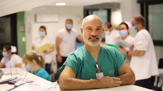 Sobre los partes telefónicos a los familiares de pacientes, el intensivista Carlos Chicheff comentó: “Perdimos el abrazo, el saludo, la mirada, y nos quedamos c