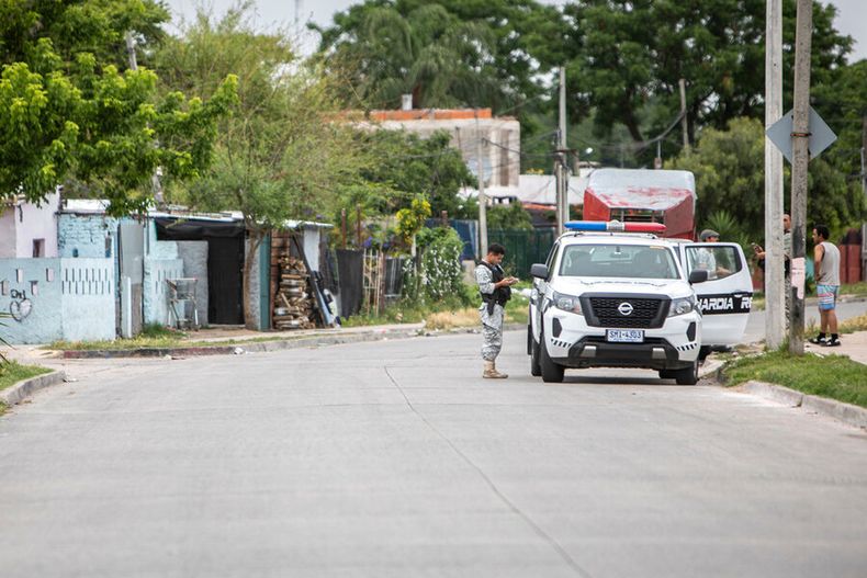 Operativo policial en el barrio Villa Española en Montevideo. Foto: Mauricio Zina, adhocFOTOS