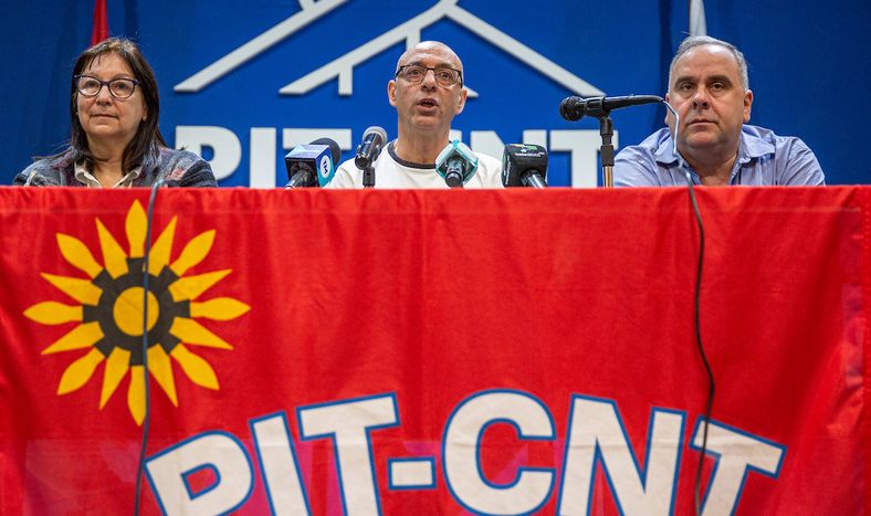 Elbia Pereira, Marcelo Abdala y José Lorenzo López en la sede del PIT-CNT