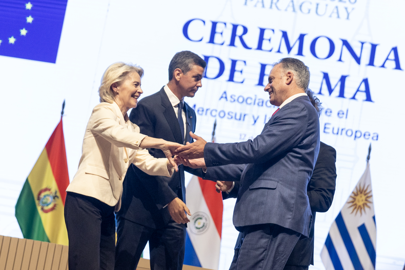 Yamandú Orsi saluda a Ursula von der Leyen tras la firma del acuerdo entre el Mercosur y la Unión Europea en Asunción, 17 de enero de 2026.
