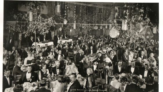 La primera ceremonia que se celebró en 1929 en el Blossom Room del Hollywood Roosevelt Hotel consistió en un banquete, por el que los 270 asistentes pagaron cinco dólares para sentarse en una de las 36 mesas.  AFP 