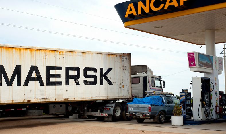 Un camión cargando combustible en una estación de la ruta 1.