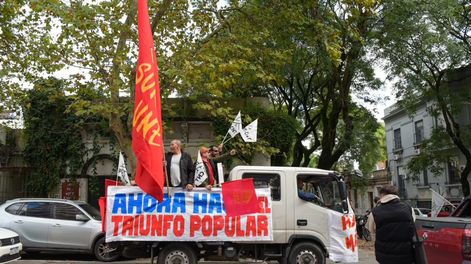 Integrantes del PIT-CNT en camino hacia el Palacio Legislativo a entregar las firmas para promover un plebiscito sobre seguridad social