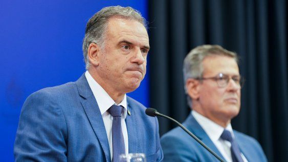 Yamandú Orsi y Jorge Díaz durante la conferencia de prensa tras el Consejo de Ministros en la sala de prensa de la Torre Ejecutiva en Montevideo. Yamandú Orsi y Jorge Díaz durante la conferencia de prensa tras el Consejo de Ministros en la sala de prensa de la Torre Ejecutiva en Montevideo.