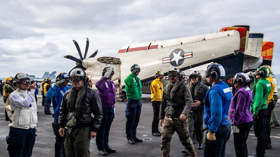 La delegación uruguaya es bienvenida a bordo del USS Nimitz.