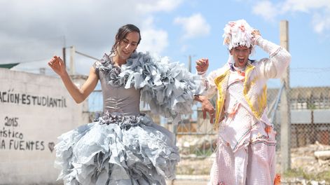 Búsqueda | En el taller planean diseñar el vestido de una chica trans que, si consigue la autorización, se casará en diciembre con otro recluso. Foto: NDA / Búsqueda
