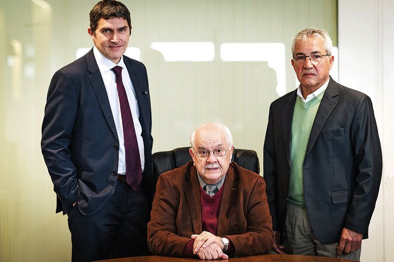 Gabriel Gorondona, Jorge Sellanes y Francisco Vilela posan para Trayectorias. Foto: Adrián Echeverriaga.