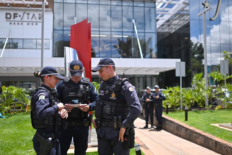 Integrantes de la Policía Militar custodian afuera del hospital donde fue trasladado el expresidente brasileño Jair Bolsonaro, en Brasilia (Brasil).