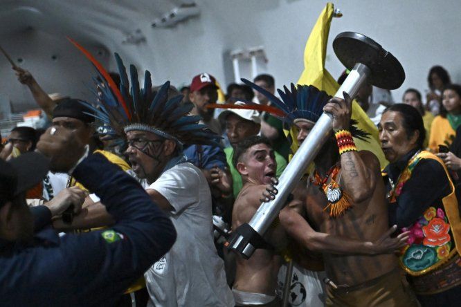 Manifestantes se enfrentan con fuerzas de seguridad en un intento de invasión a la sede de la COP30 este martes, en Belém (Brasil).