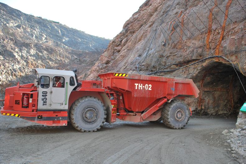 imagen de La mayor empresa minera de Uruguay reduce su plantilla y sus costos tras una caída del precio del oro que amenaza su continuidad