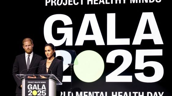 “Como tantos otros padres, pensamos constantemente en cómo aprovechar los beneficios de la tecnología y, al mismo tiempo, protegernos de sus peligros. Y es algo que se está volviendo imposible”, reflexionó Meghan Markle en su discurso al recibir junto a su esposo el premio Humanitarios del Año. “Como tantos otros padres, pensamos constantemente en cómo aprovechar los beneficios de la tecnología y, al mismo tiempo, protegernos de sus peligros. Y es algo que se está volviendo imposible”, reflexionó Meghan Markle en su discurso al recibir junto a su esposo el premio Humanitarios del Año.