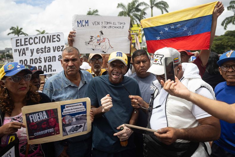 Personas se manifiestan para exigir la salida de la mandataria encargada de Venezuela, Delcy Rodríguez, pedir elecciones presidenciales y criticar la respuesta del gobierno tras los dos terremotos de hace tres semanas, Caracas 8 de julio de 2026.