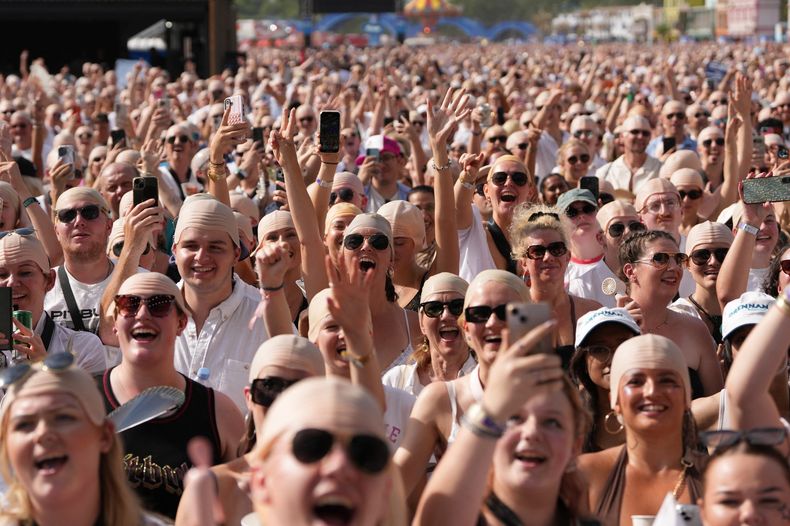 El locutor de la BBC Greg James se propuso juntar 2.000 personas con las gorras de cabezas calvas; finalmente fueron 22.000 los fanáticos que se sumaron al reto.&nbsp;