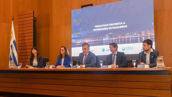 Autoridades de Uruguay XXI y ministros en la presentación de los resultados de la encuesta. Foto: Uruguay XXI Autoridades de Uruguay XXI y ministros en la presentación de los resultados de la encuesta. Foto: Uruguay XXI