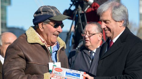 Entrega de las primeras tablets a jubilados del Plan Ibirapitá en la Plaza Independencia, 2015. Foto: Santiago Mazzarovich / adhocFOTOS