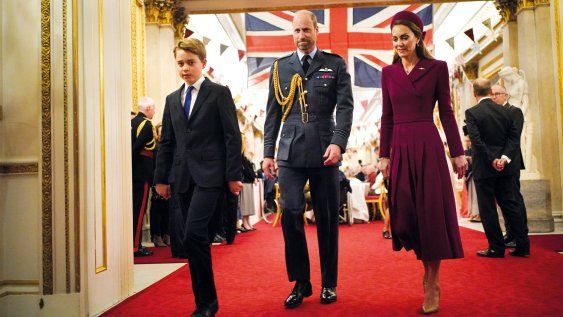 El príncipe George asistió con sus padres, los príncipes de Gales, a la recepción en el Palacio de Buckingham; también estuvo presente en el desfile junto a sus hermanos El príncipe George asistió con sus padres, los príncipes de Gales, a la recepción en el Palacio de Buckingham; también estuvo presente en el desfile junto a sus hermanos