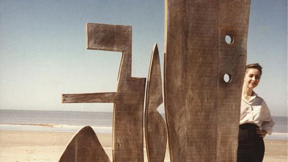 Cecilia de Torres con obra de Matto. Foto de Alfredo Testoni, 1989. Cecilia de Torres con obra de Matto. Foto de Alfredo Testoni, 1989.