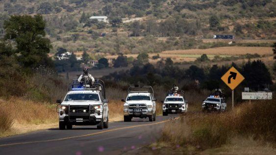 La Guardia Nacional de México patrulla un área donde unos presuntos miembros del crimen organizado quemaron unos vehículos, en una autopista cerca de Quiroga, en el estado de Michoacán, el 17 de noviembre de 2025. La Guardia Nacional de México patrulla un área donde unos presuntos miembros del crimen organizado quemaron unos vehículos, en una autopista cerca de Quiroga, en el estado de Michoacán, el 17 de noviembre de 2025.