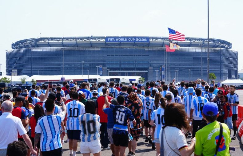 Aficionados se reúnen antes de la final de la Copa Mundial de la FIFA 2026 entre España y Argentina en el Estadio de Nueva Jersey.