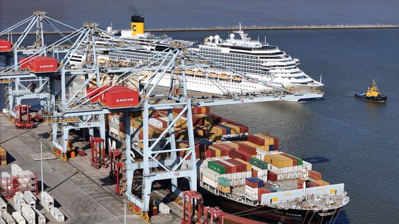 Contenedores y un crucero con turistas en el Puerto de Montevideo. Contenedores y un crucero con turistas en el Puerto de Montevideo.